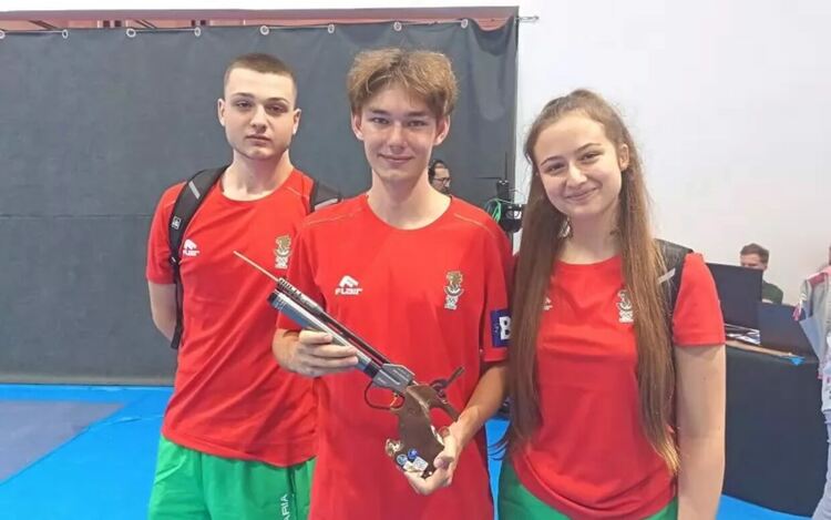 Дамян Илиев (в средата) спечели първия медал за България от фестивала