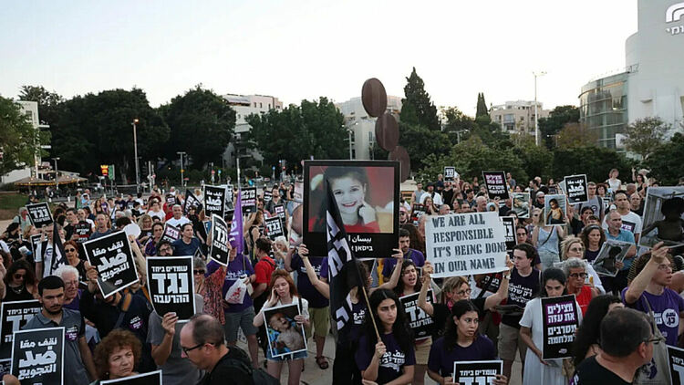  Стотици протестират в Израел срещу глада и разрушенията в Газа