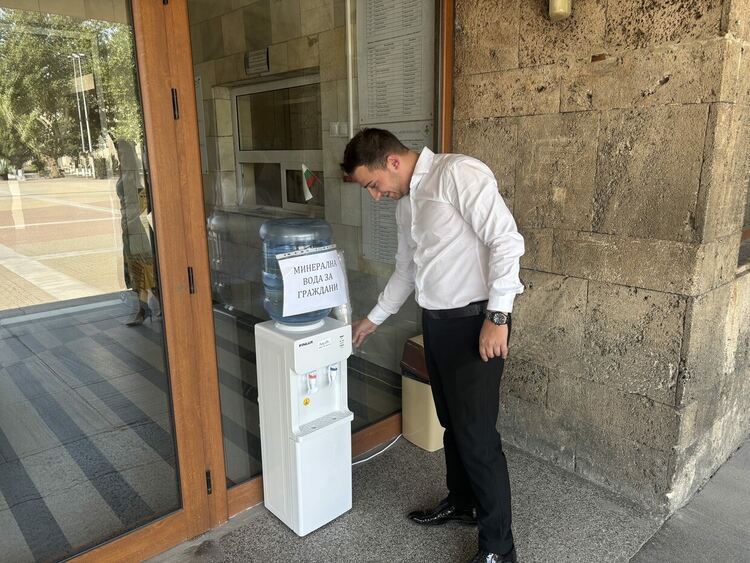 Вода за всички граждани пред Областна администрация Хасково