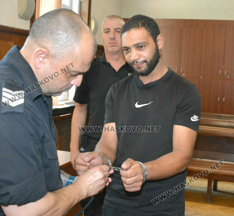 Познайник на полицията, пребил и ограбил пекар, остава в ареста