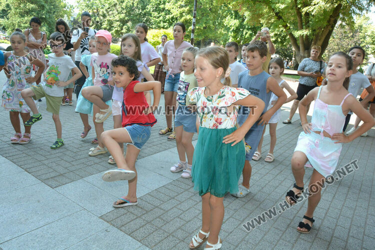 Деца се учиха да играят право хоро пред библиотеката в Хасково