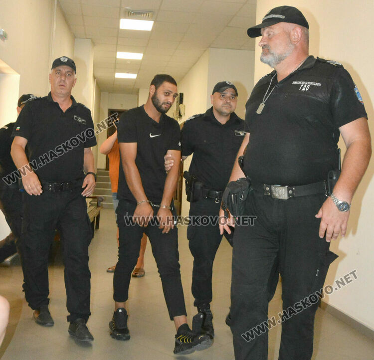 Познайник на полицията, пребил и ограбил пекар, остава в ареста