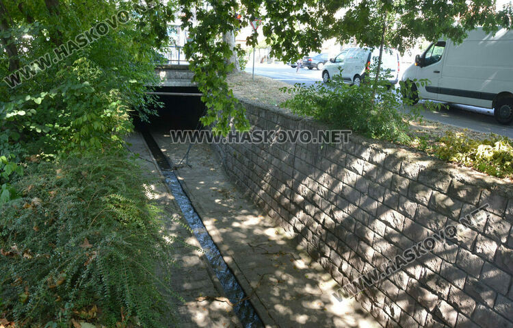 Жена е със счупени крак и ръка след падане в коритото на река в Хасково