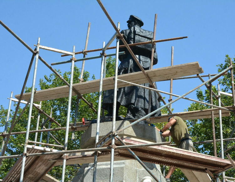 Продължава реставрацията на Паметника на незнайния войн в Хасково