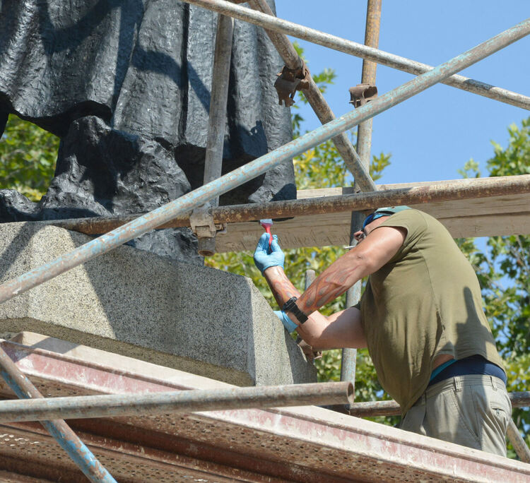 Продължава реставрацията на Паметника на незнайния войн в Хасково