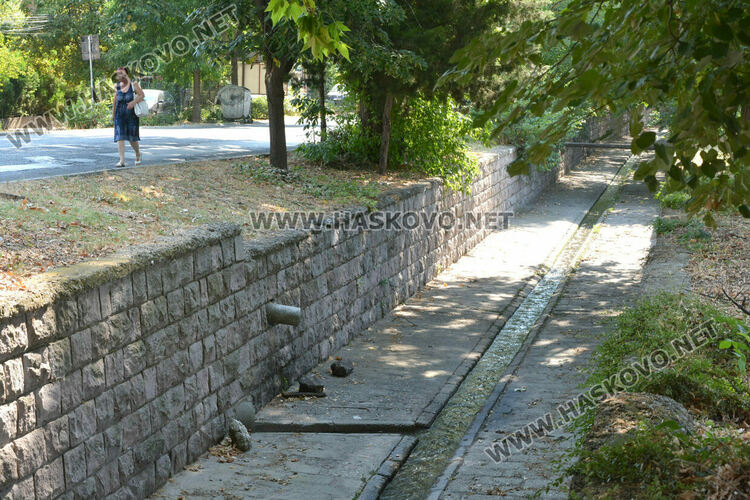 Жена е със счупени крак и ръка след падане в коритото на река в Хасково