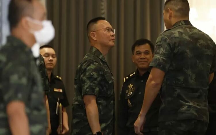 Аташето по отбраната на посолството на Камбоджа в Тайланд - Хорм Ким (вторият отдясно), разговаря с генералния директор на тайландското военно разузнаване Камчай Уонгсри (в средата) по време на среща в щаба на Кралската тайландска армия в Банкок, където бе извикан за изясняване на ситуацията.