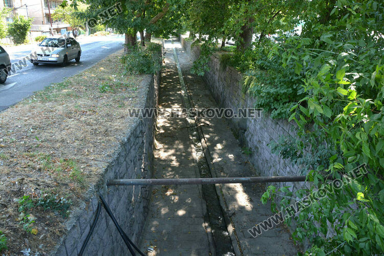 Жена е със счупени крак и ръка след падане в коритото на река в Хасково