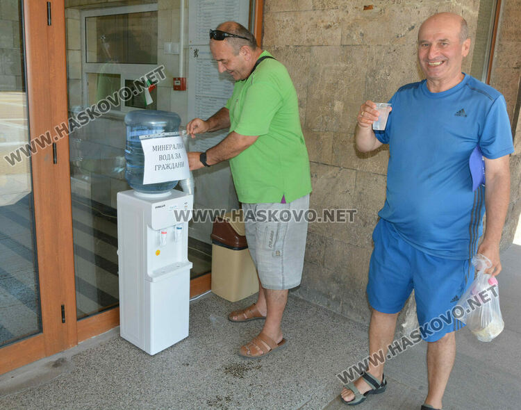 Десетки се възползваха от безплатната студена вода пред Областната администрация