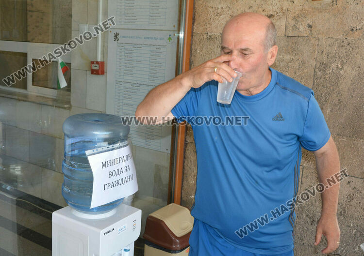 Десетки се възползваха от безплатната студена вода пред Областната администрация