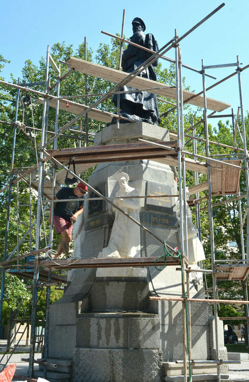 Продължава реставрацията на Паметника на незнайния войн в Хасково