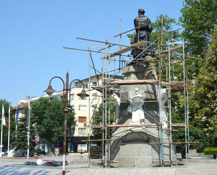 Продължава реставрацията на Паметника на незнайния войн в Хасково