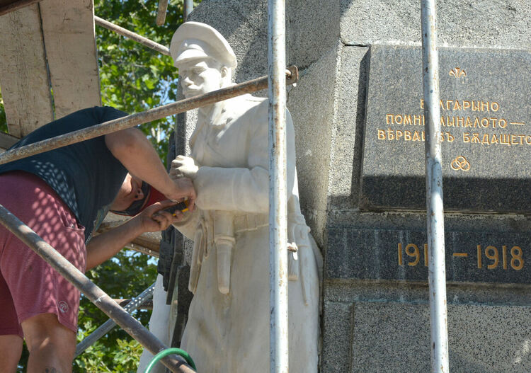 Продължава реставрацията на Паметника на незнайния войн в Хасково
