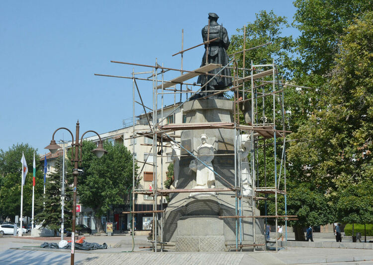 Продължава реставрацията на Паметника на незнайния войн в Хасково