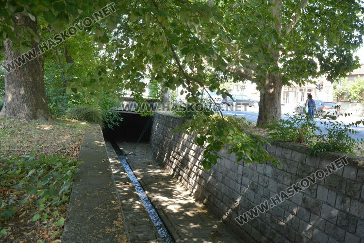 Жена е със счупени крак и ръка след падане в коритото на река в Хасково