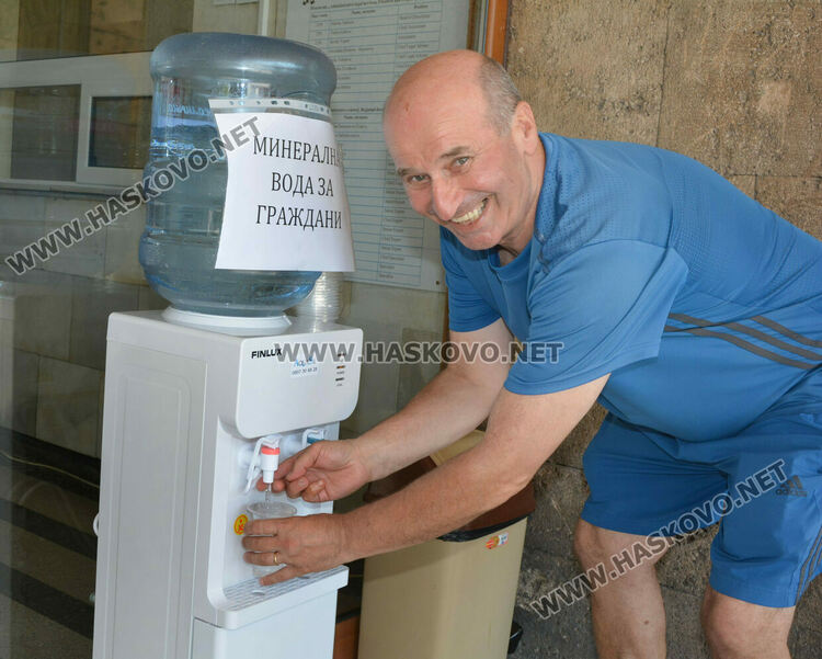 Десетки се възползваха от безплатната студена вода пред Областната администрация