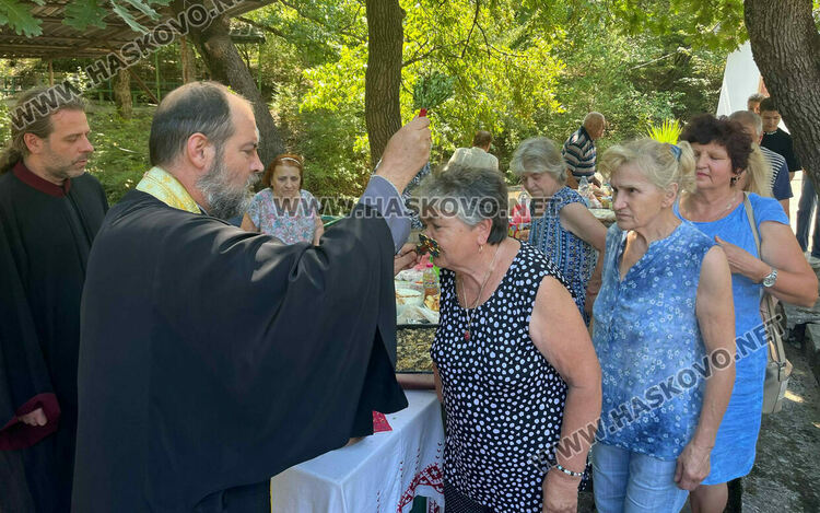 Водосвет и курбан за Света Анна в едноименния параклис край Тракиец