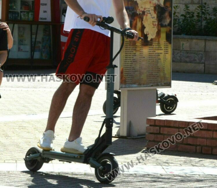 16-годишен пострада при удар между товарен автомобил и електрическа тротинетка