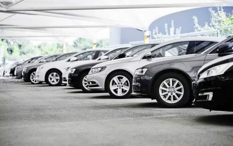 От Европейската комисия планират да забранят продажбата на нови автомобили с двигатели с вътрешно горене по-рано от предвидения сега срок - 2035 г.