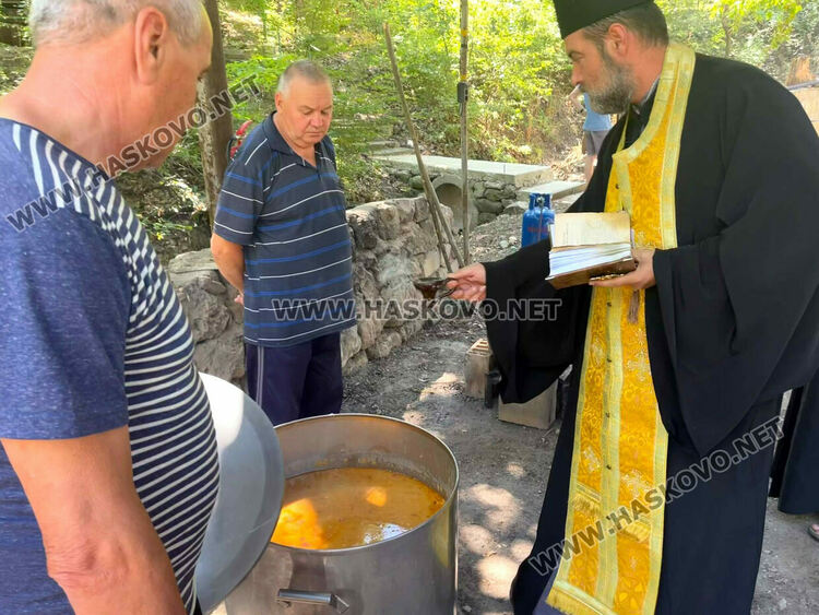 Водосвет и курбан за Света Анна в едноименния параклис край Тракиец