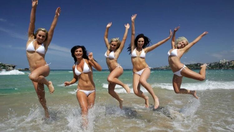 Ленът и плетивото са актуални през лято 2025 г., модерни са семплите цветове дрехи и бански