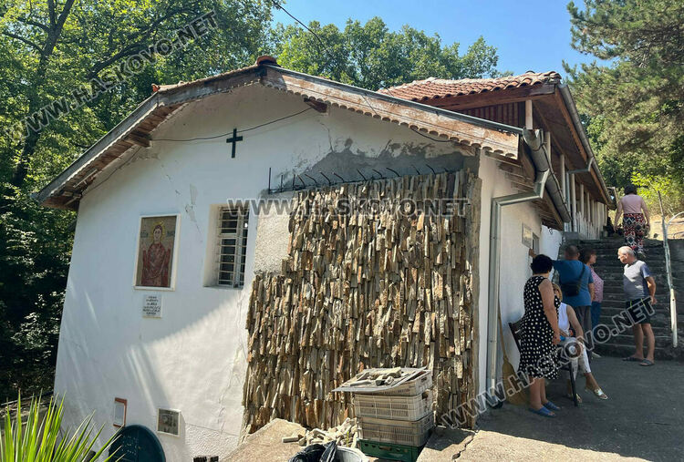 Водосвет и курбан за Света Анна в едноименния параклис край Тракиец