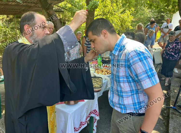 Водосвет и курбан за Света Анна в едноименния параклис край Тракиец