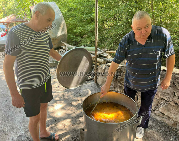 Водосвет и курбан за Света Анна в едноименния параклис край Тракиец