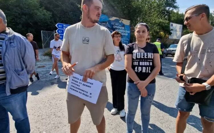 И в Девин няма вода, и там хора протестираха скоро - един от стотиците проблеми в страната.