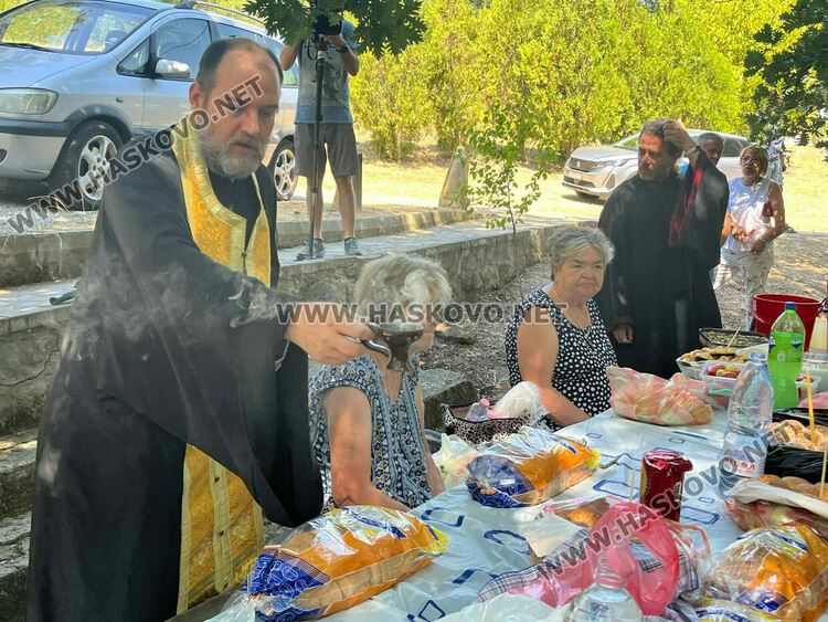 Водосвет и курбан за Света Анна в едноименния параклис край Тракиец