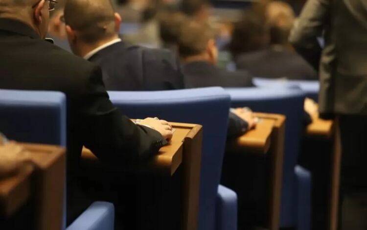 Депутатите и обществеността нямаше документ, който да прочетат преди гласуването.