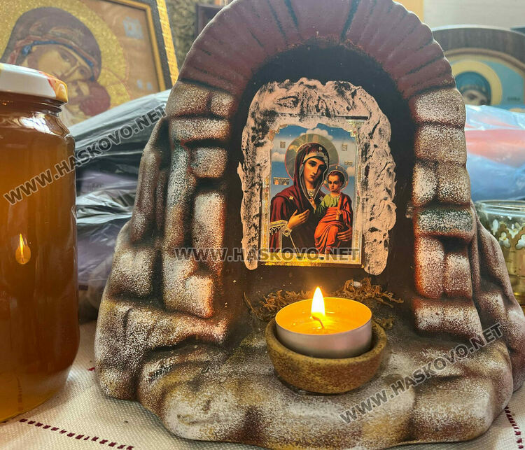 Водосвет и курбан за Света Анна в едноименния параклис край Тракиец