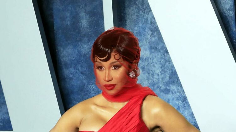 Повдигнаха обвинение срещу Cardi B за нападение и побой