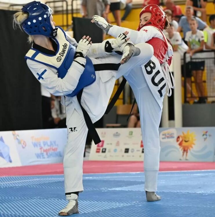 Ерика Карабелева (вдясно) по време на срещата с финландката Инари Сусилуото