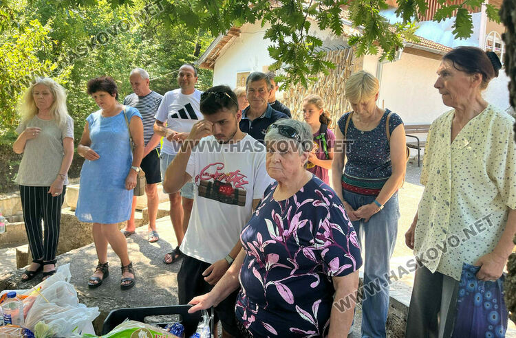 Водосвет и курбан за Света Анна в едноименния параклис край Тракиец