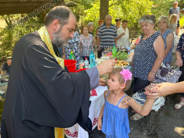 Водосвет и курбан за Света Анна в едноименния параклис край Тракиец
