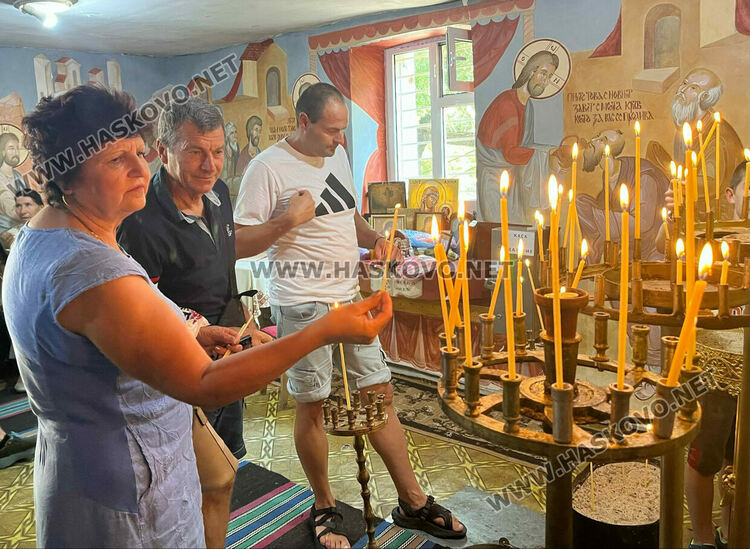 Водосвет и курбан за Света Анна в едноименния параклис край Тракиец