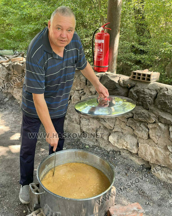 Водосвет и курбан за Света Анна в едноименния параклис край Тракиец
