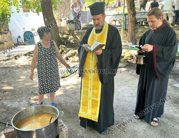 Водосвет и курбан за Света Анна в едноименния параклис край Тракиец