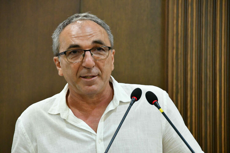 Съветникът Иван Иванов заяви в залата, че в момента такситата возят на загуба