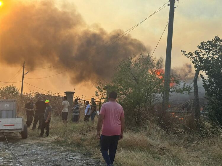 Жителите на 3 села в готовност за евакуация заради големия пожар