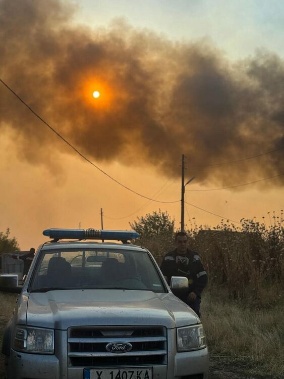 Жителите на 3 села в готовност за евакуация заради големия пожар