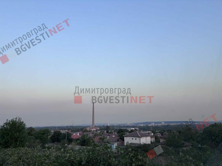 Димитровград мирише на пушек и прехвърчат сажди, но няма пожар в непосредствена близост