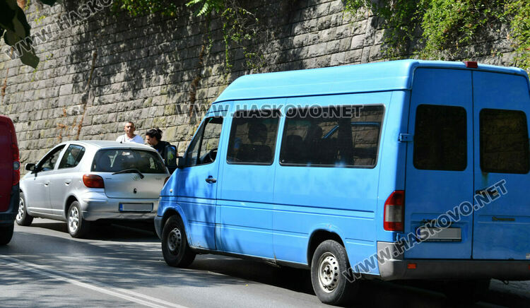 Микробус „Мерцедес“ блъсна „Тойота“ на бул. „Освобождение“ в Хасково