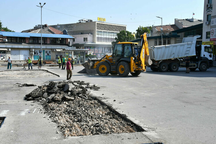 Започна ремонт на паркинга до комплекс „21-ви век“ в Хасково