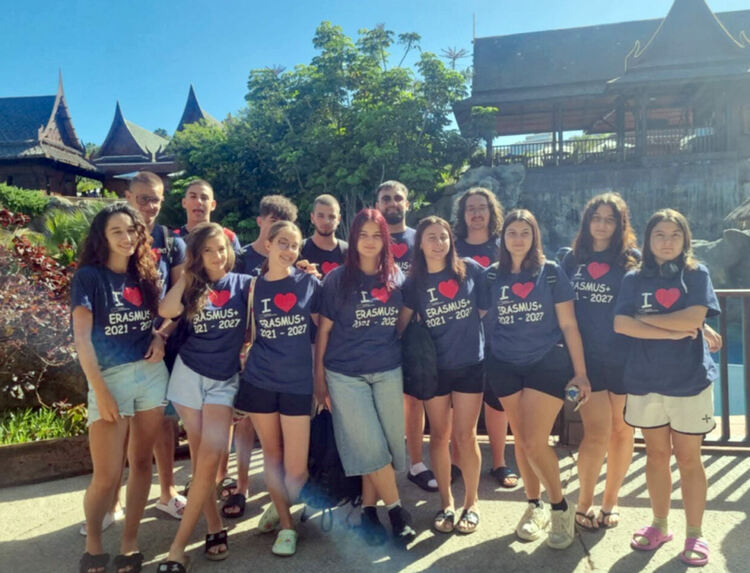 Ученици от гимназията по туризъм на практика в луксозни хотели на Канарските острови 