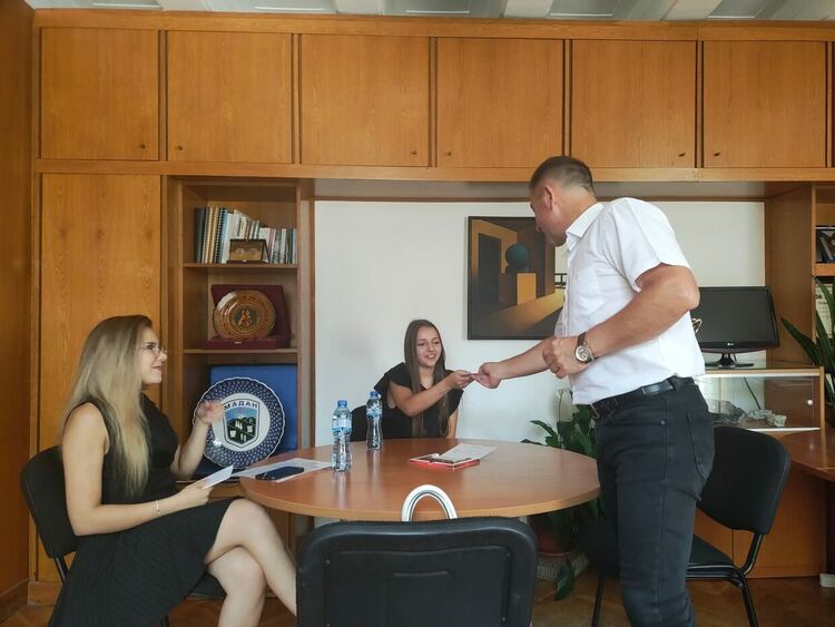 Кметът на Мадан за 13-а поредна година поема първата семестриална такса на отличените зрелостници