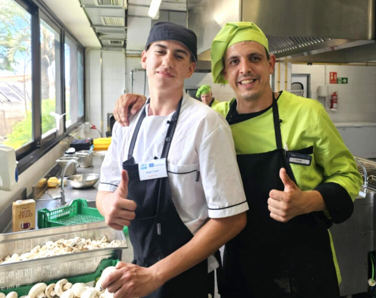 Ученици от гимназията по туризъм на практика в луксозни хотели на Канарските острови 