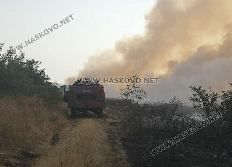 Военни, гранични полицаи, доброволци и верижна техника се включиха в гасенето на пожарите в Хасковско