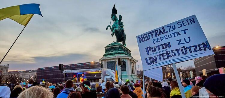 „Да си неутрален означава да подкрепяш Путин“ пише на този плакат от демонстрация във Виена срещу войнатаС